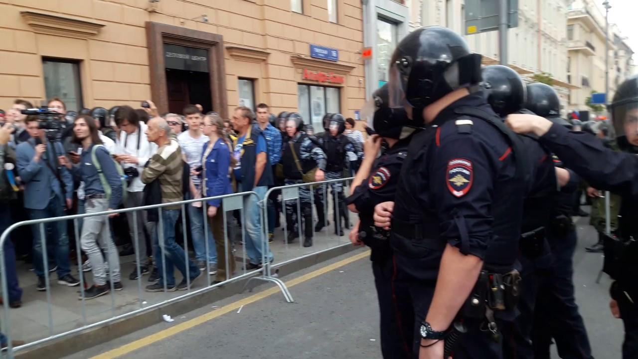 Полиция избивает людей в день России. Москва, Тверская. Акция против коррупции